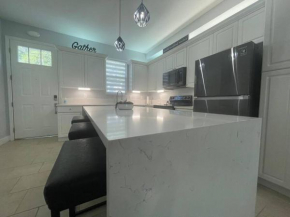 Modern Townhouse with Pool Close to Disney & Silver Spurs Arena